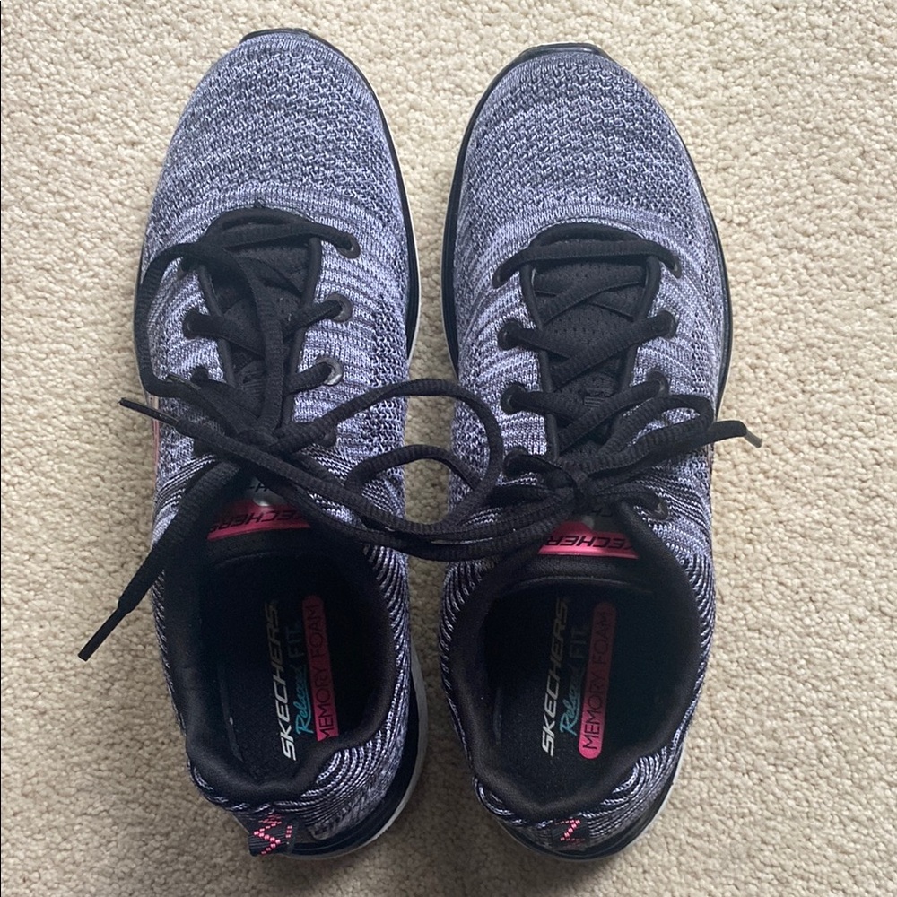 Like New! Skechers Women’s Skech-Knit Sneakers with Relaxed Fit Memory Foam